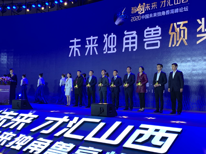 圖片包含 路, 人, 瓶子, 標志

描述已自動生成