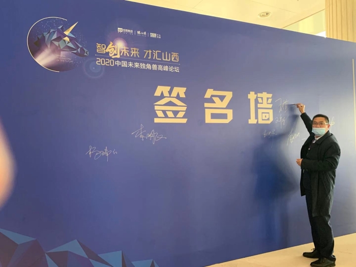 圖片包含 男人, 人, 室內, 站

描述已自動生成